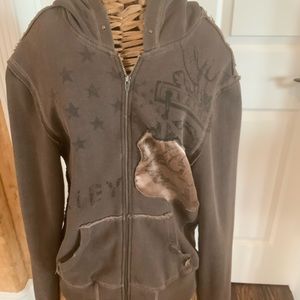 Cozy brown sweatshirt with a lot of detail